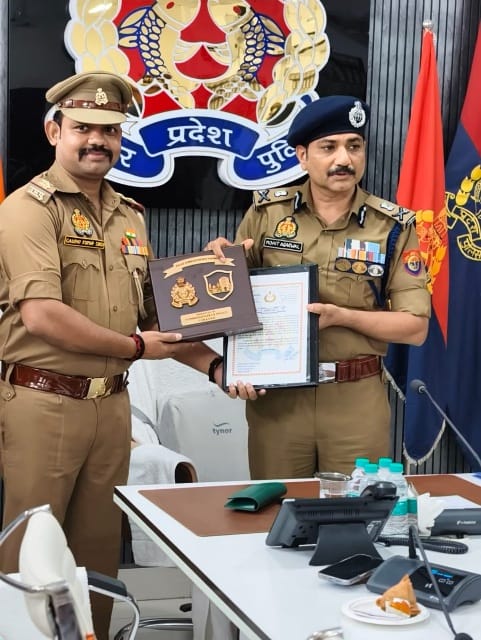 SOG प्रभारी गौरव सिंह को प्रशस्ति पत्र देते वाराणसी के पुलिस आयुक्त मोहित अग्रवाल